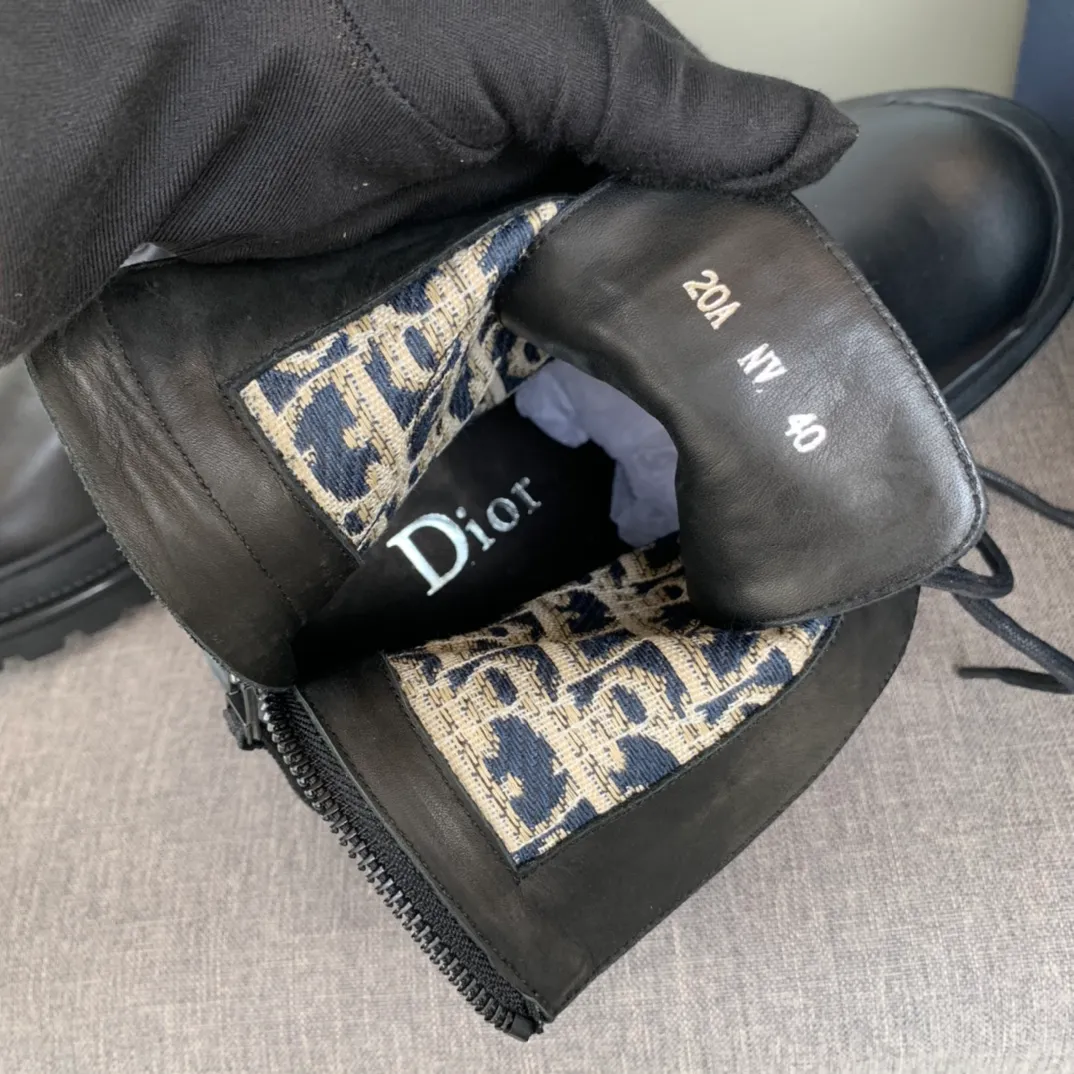 [DIOR] Top P: 920💰 Number of yards: 39~44 (38.45 custom-made, non-refundable) Dior Dior~ Winter series, original 1:1 development Casual men's leather shoes Made with heavy investment, shoes and boots are made of imported cowhide + imported Dior special fabric Not easily deformed black cowhide lining Dior large hardware inlay Original TPU vacuum outsole, black cowhide Black open edge beads Military green suede Black suede Khaki suede leather is crafted by a large factory, and the perfect product is only prepared for you who know your taste! Any comparisons are welcome.